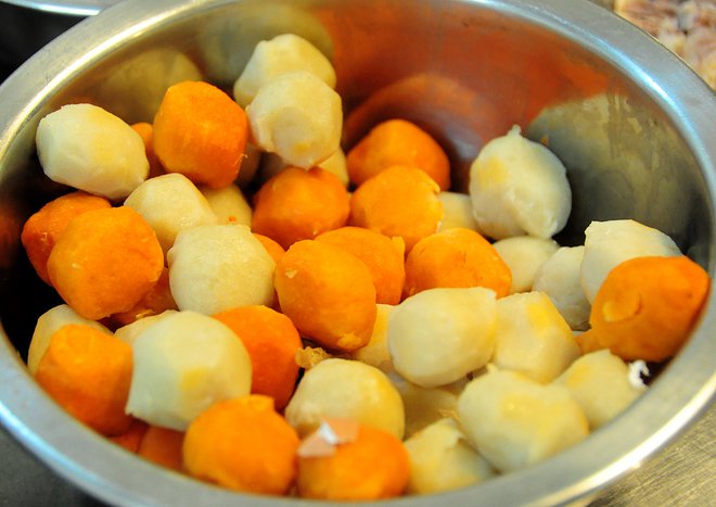 Chả tôm, chả cá viên là một trong những nguyên liệu được cho vào tô bún bề bề. Chả tôm, chả cá viên là một trong những nguyên liệu được cho vào tô bún bề bề.